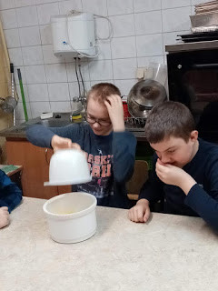 Wczoraj święto czekolady, a dziś owsiane ciasteczka. W SOSW w Strzelnie nieziemskie zapachy i smaki.