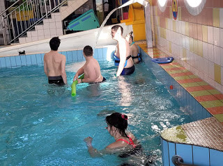 Uśmiech, zabawa i rehabilitacja - Uczniowie SOSW w Strzelnie z wizytą na basenie