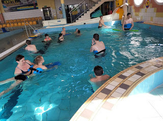 Uśmiech, zabawa i rehabilitacja - Uczniowie SOSW w Strzelnie z wizytą na basenie
