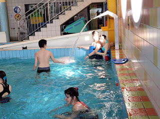 Uśmiech, zabawa i rehabilitacja - Uczniowie SOSW w Strzelnie z wizytą na basenie