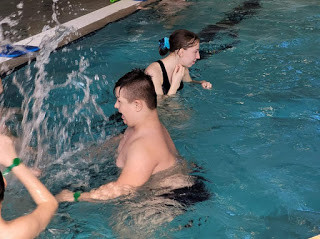 Uśmiech, zabawa i rehabilitacja - Uczniowie SOSW w Strzelnie z wizytą na basenie