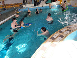 Uśmiech, zabawa i rehabilitacja - Uczniowie SOSW w Strzelnie z wizytą na basenie