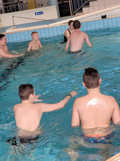 Uśmiech, zabawa i rehabilitacja - Uczniowie SOSW w Strzelnie z wizytą na basenie