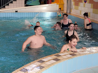 Uśmiech, zabawa i rehabilitacja - Uczniowie SOSW w Strzelnie z wizytą na basenie