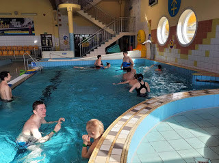Uśmiech, zabawa i rehabilitacja - Uczniowie SOSW w Strzelnie z wizytą na basenie