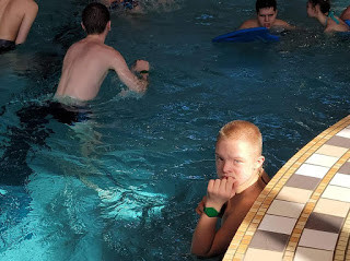 Uśmiech, zabawa i rehabilitacja - Uczniowie SOSW w Strzelnie z wizytą na basenie
