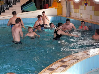 Uśmiech, zabawa i rehabilitacja - Uczniowie SOSW w Strzelnie z wizytą na basenie