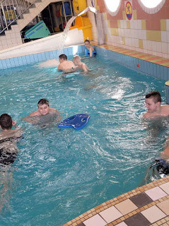 Uśmiech, zabawa i rehabilitacja - Uczniowie SOSW w Strzelnie z wizytą na basenie