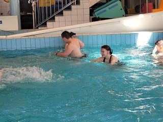Uśmiech, zabawa i rehabilitacja - Uczniowie SOSW w Strzelnie z wizytą na basenie