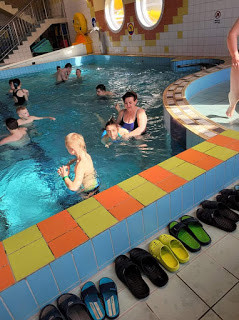 Uśmiech, zabawa i rehabilitacja - Uczniowie SOSW w Strzelnie z wizytą na basenie
