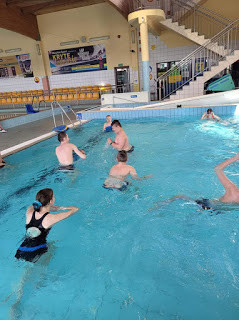 Uśmiech, zabawa i rehabilitacja - Uczniowie SOSW w Strzelnie z wizytą na basenie