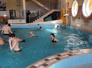 Uśmiech, zabawa i rehabilitacja - Uczniowie SOSW w Strzelnie z wizytą na basenie