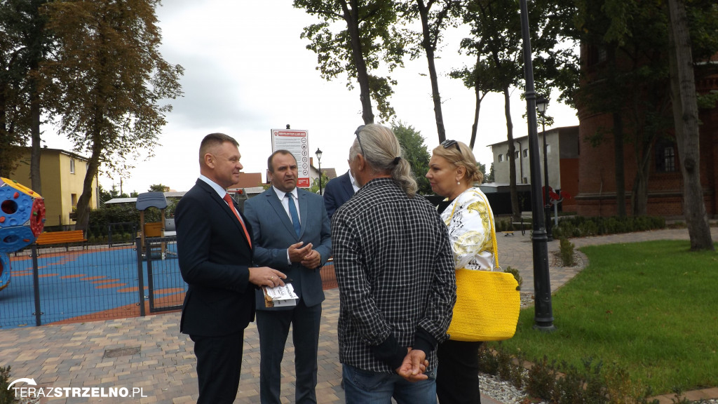 Zaproszeni goście podziwiali Park Kościuszki i postęp prac przy SP.