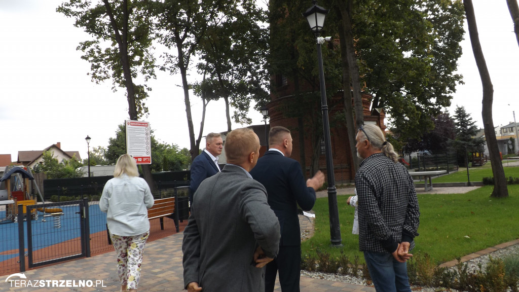 Zaproszeni goście podziwiali Park Kościuszki i postęp prac przy SP.