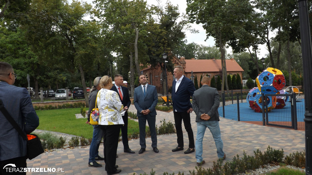 Zaproszeni goście podziwiali Park Kościuszki i postęp prac przy SP.