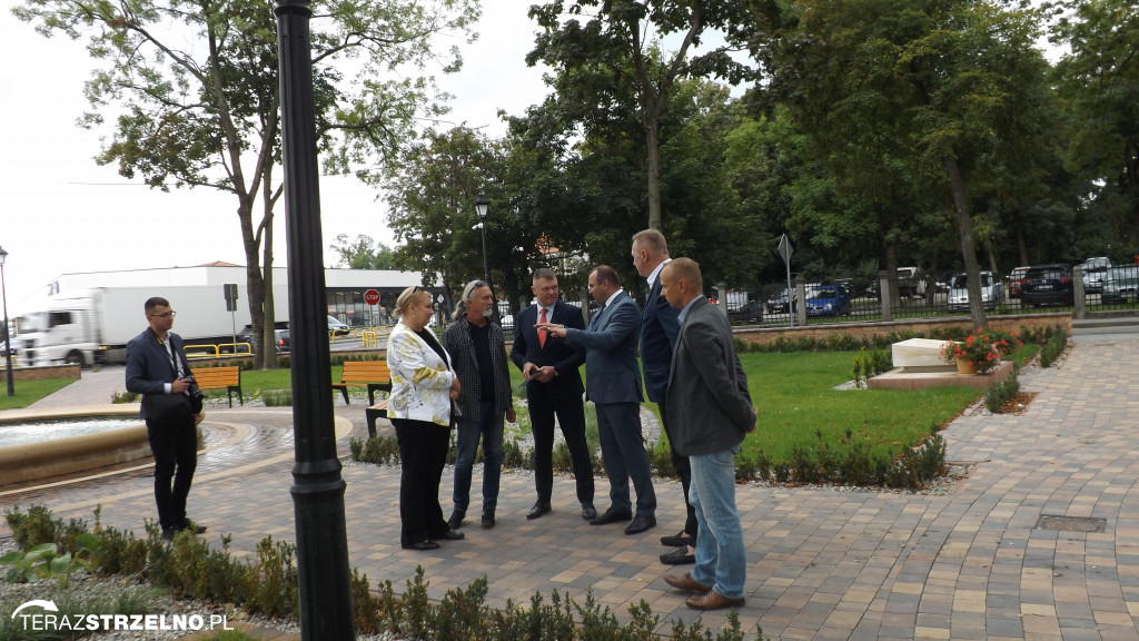 Zaproszeni goście podziwiali Park Kościuszki i postęp prac przy SP.