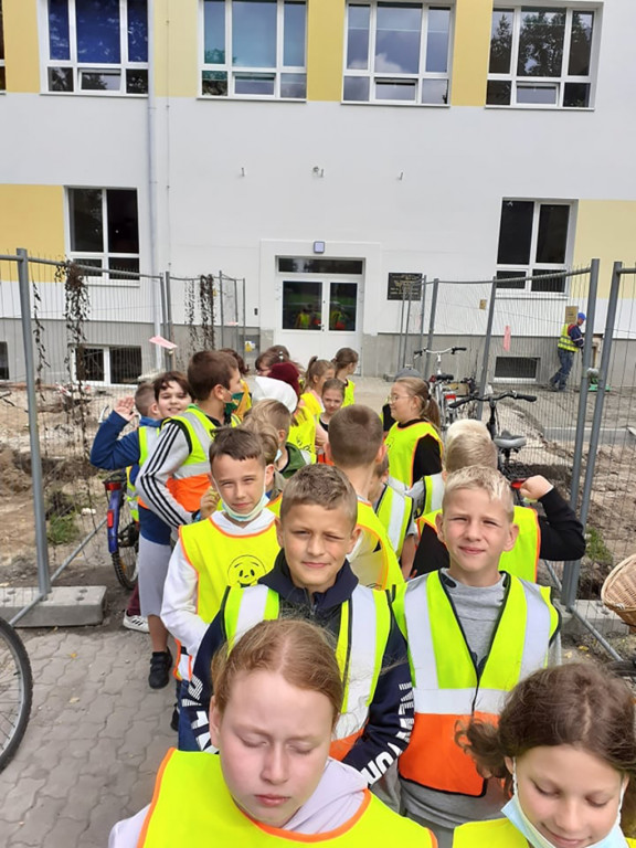 Uczniowie SP ze Strzelna korzystają z pięknej pogody