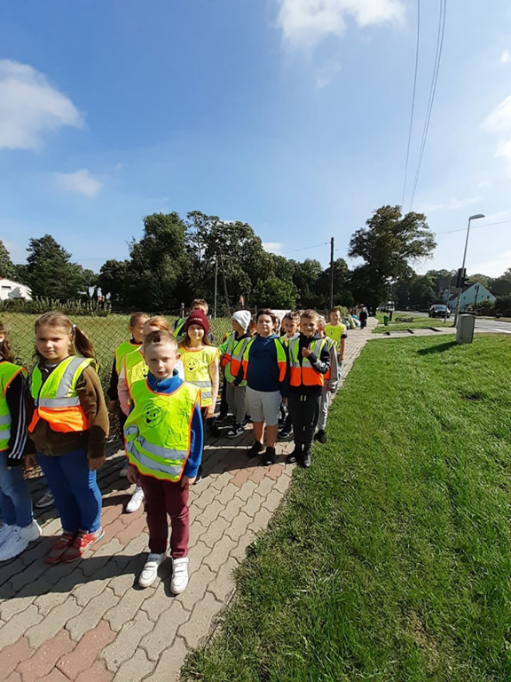 Uczniowie SP ze Strzelna korzystają z pięknej pogody