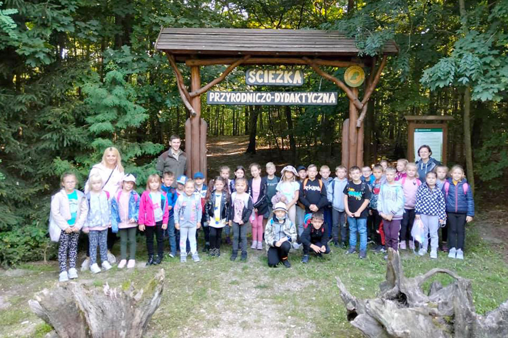 Uczniowie klas I-III z Markowic w Nadleśnictwie Miradz - film i fotorelacja