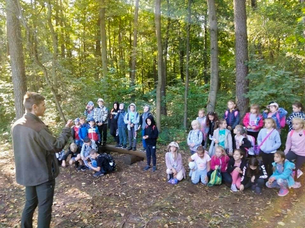 Uczniowie klas I-III z Markowic w Nadleśnictwie Miradz - film i fotorelacja