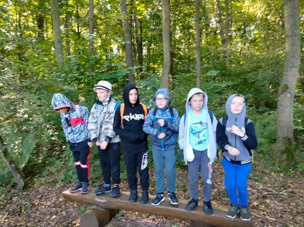 Uczniowie klas I-III z Markowic w Nadleśnictwie Miradz - film i fotorelacja