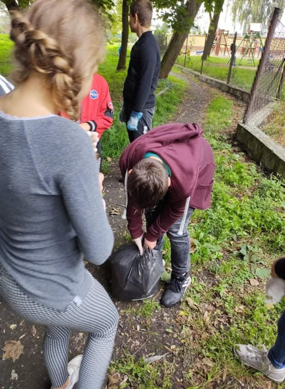 Uczniowie strzeleńskich szkół sprzątali swój kawałek świata