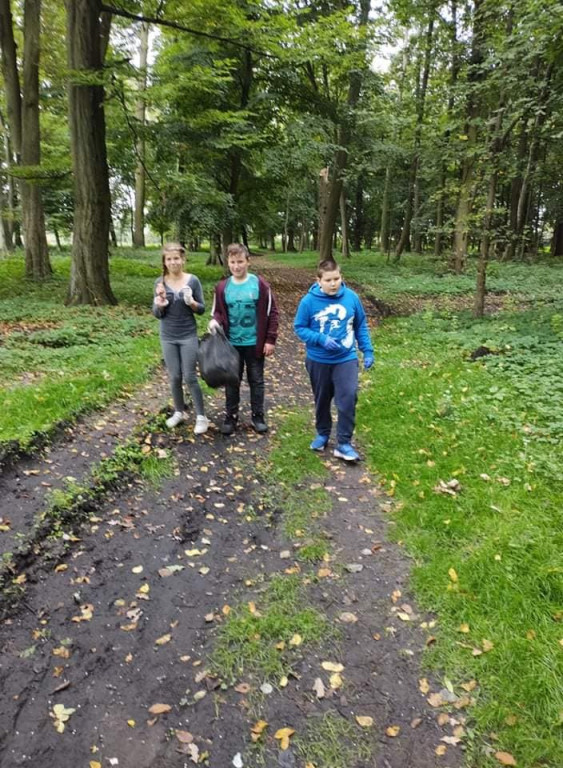 Uczniowie strzeleńskich szkół sprzątali swój kawałek świata