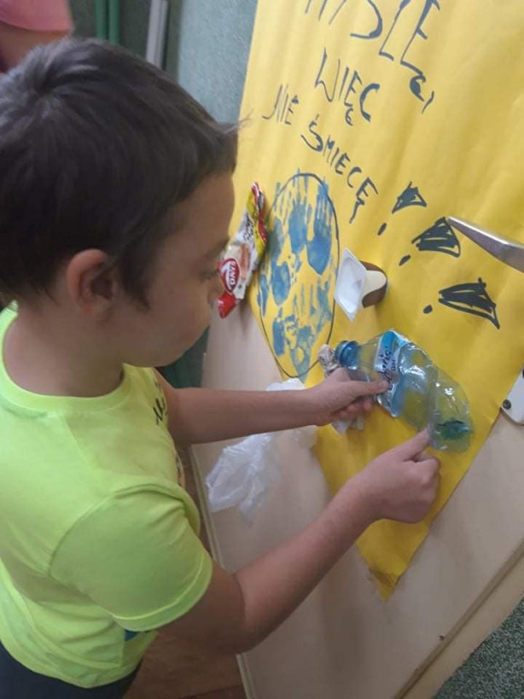 Uczniowie strzeleńskich szkół sprzątali swój kawałek świata