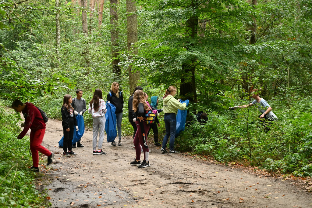 Uczniowie strzeleńskich szkół sprzątali swój kawałek świata