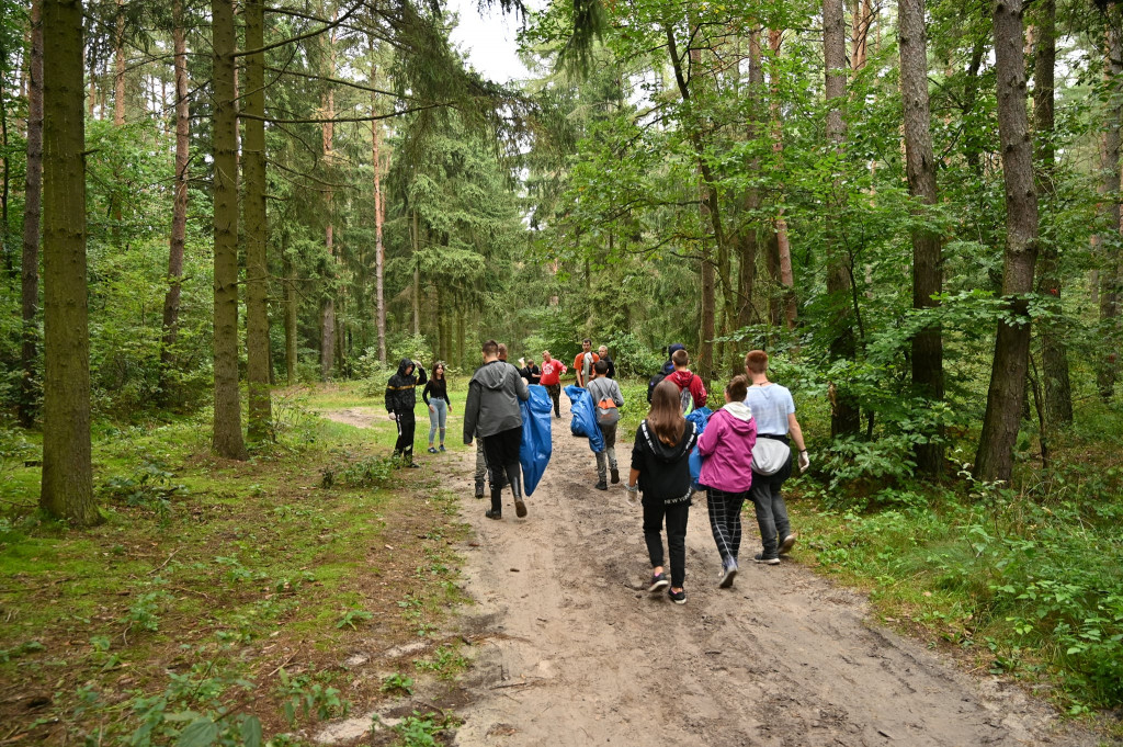 Uczniowie strzeleńskich szkół sprzątali swój kawałek świata