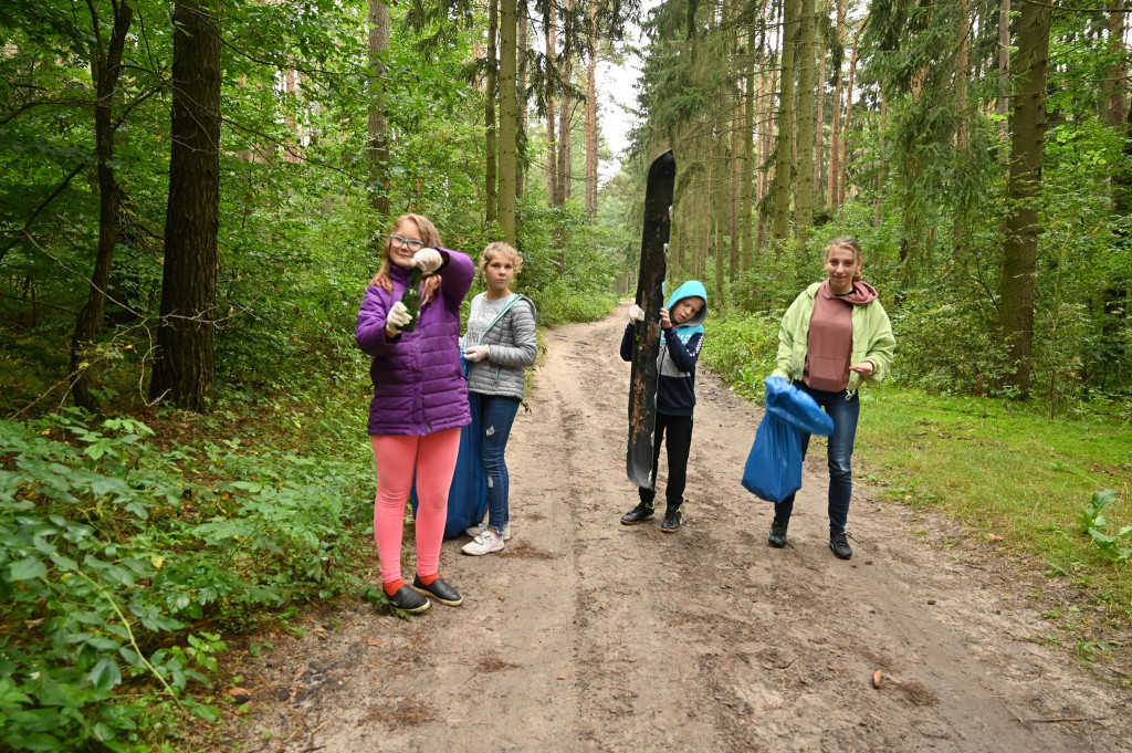 Uczniowie strzeleńskich szkół sprzątali swój kawałek świata