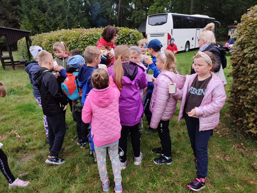 Dzieci strzeleńskiej szkoły na wycieczce w Kurzebieli