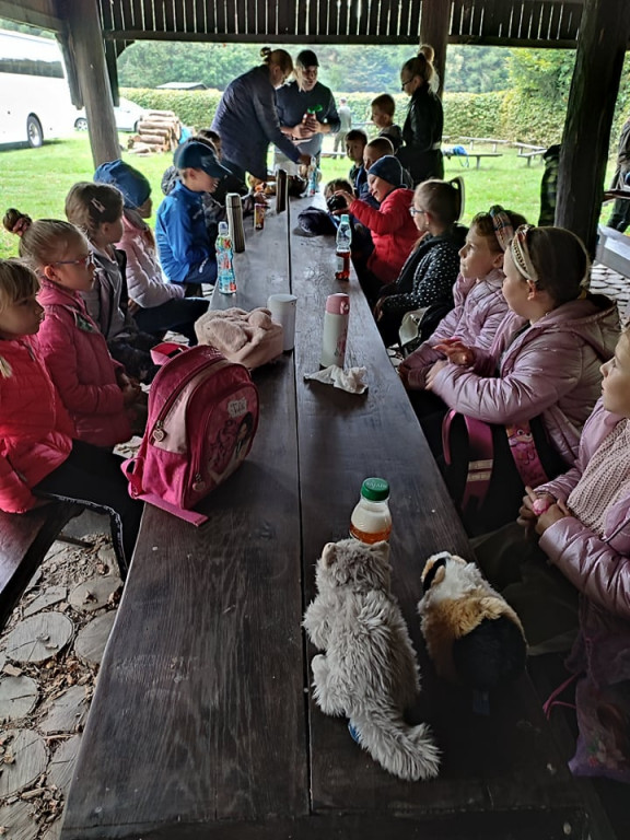 Dzieci strzeleńskiej szkoły na wycieczce w Kurzebieli