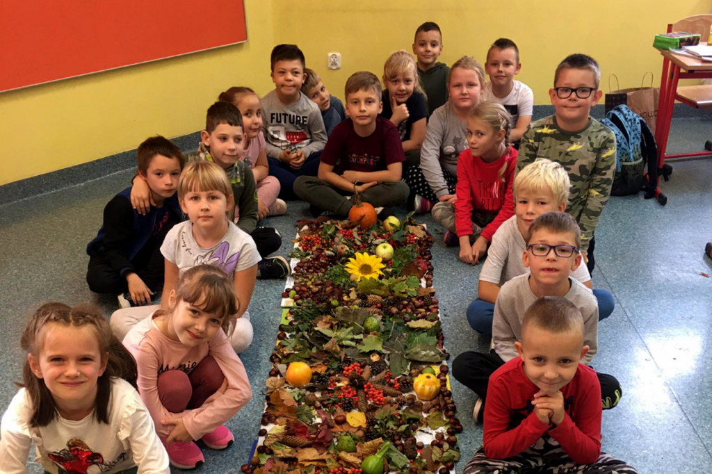 Uczniowie SP im. J. Dałkowskiego w Strzelnie korzystają z uroku jesieni