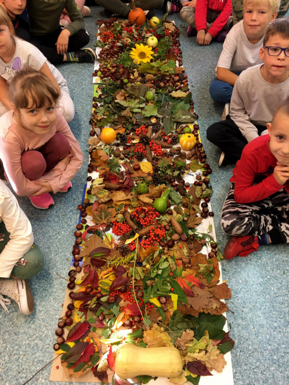 Uczniowie SP im. J. Dałkowskiego w Strzelnie korzystają z uroku jesieni