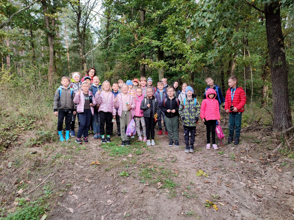 Uczniowie SP im. J. Dałkowskiego w Strzelnie korzystają z uroku jesieni