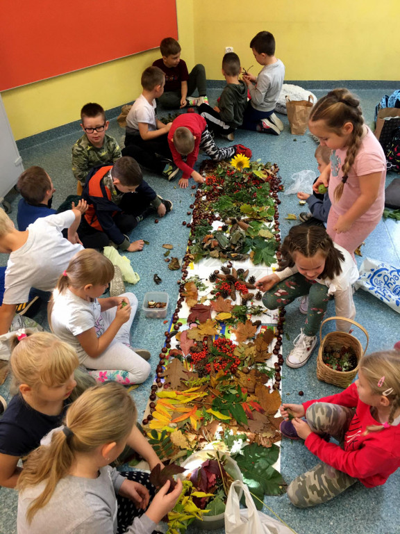 Uczniowie SP im. J. Dałkowskiego w Strzelnie korzystają z uroku jesieni