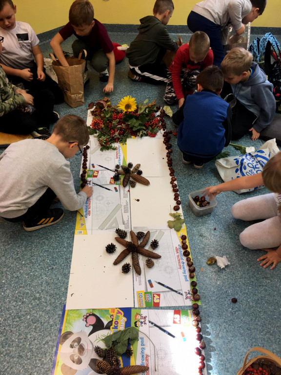 Uczniowie SP im. J. Dałkowskiego w Strzelnie korzystają z uroku jesieni