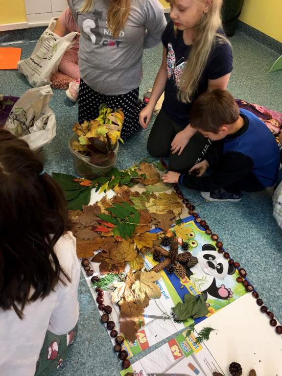 Uczniowie SP im. J. Dałkowskiego w Strzelnie korzystają z uroku jesieni