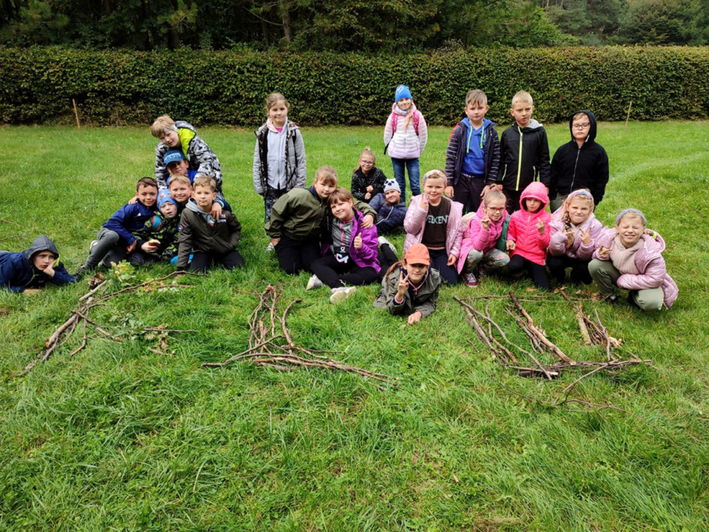 Uczniowie SP im. J. Dałkowskiego w Strzelnie korzystają z uroku jesieni