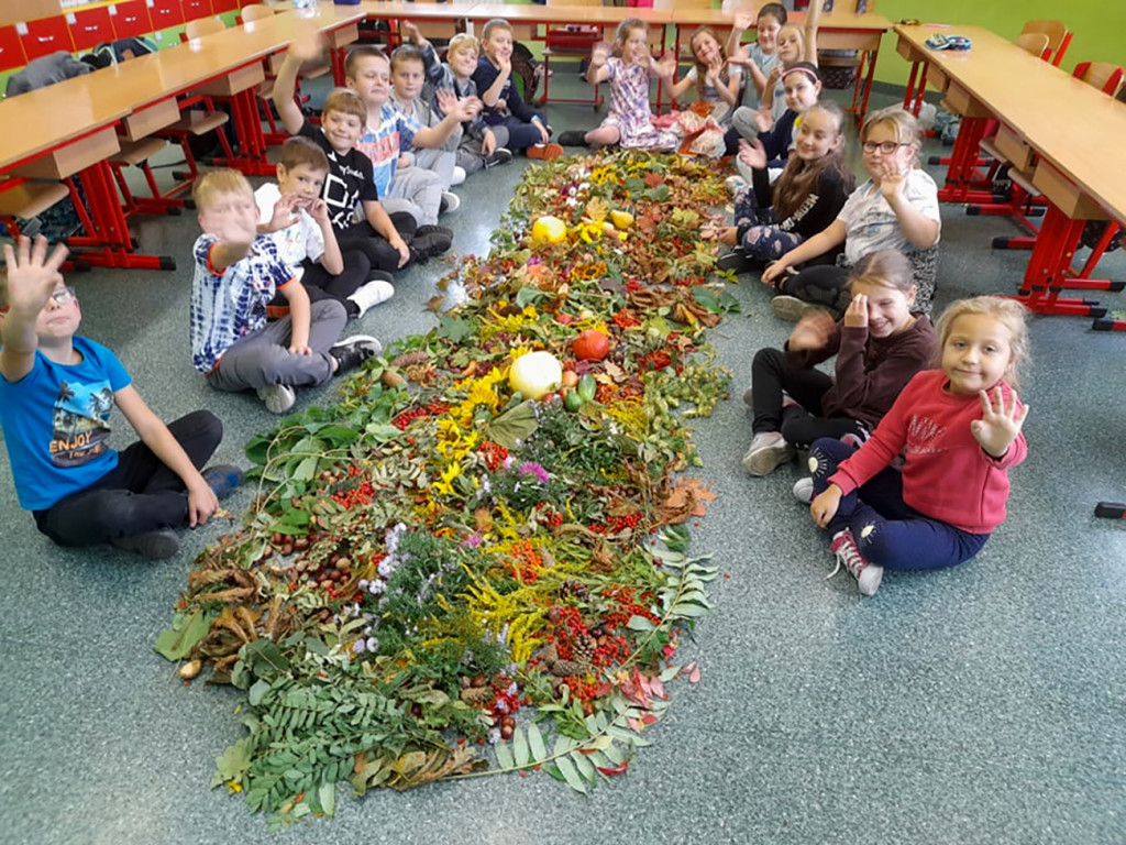 Uczniowie SP im. J. Dałkowskiego w Strzelnie korzystają z uroku jesieni