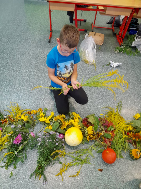 Uczniowie SP im. J. Dałkowskiego w Strzelnie korzystają z uroku jesieni