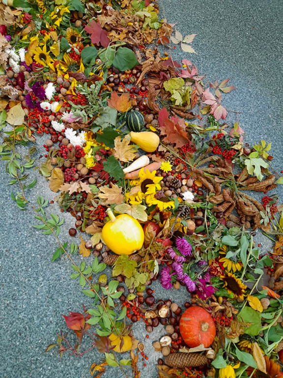 Uczniowie SP im. J. Dałkowskiego w Strzelnie korzystają z uroku jesieni