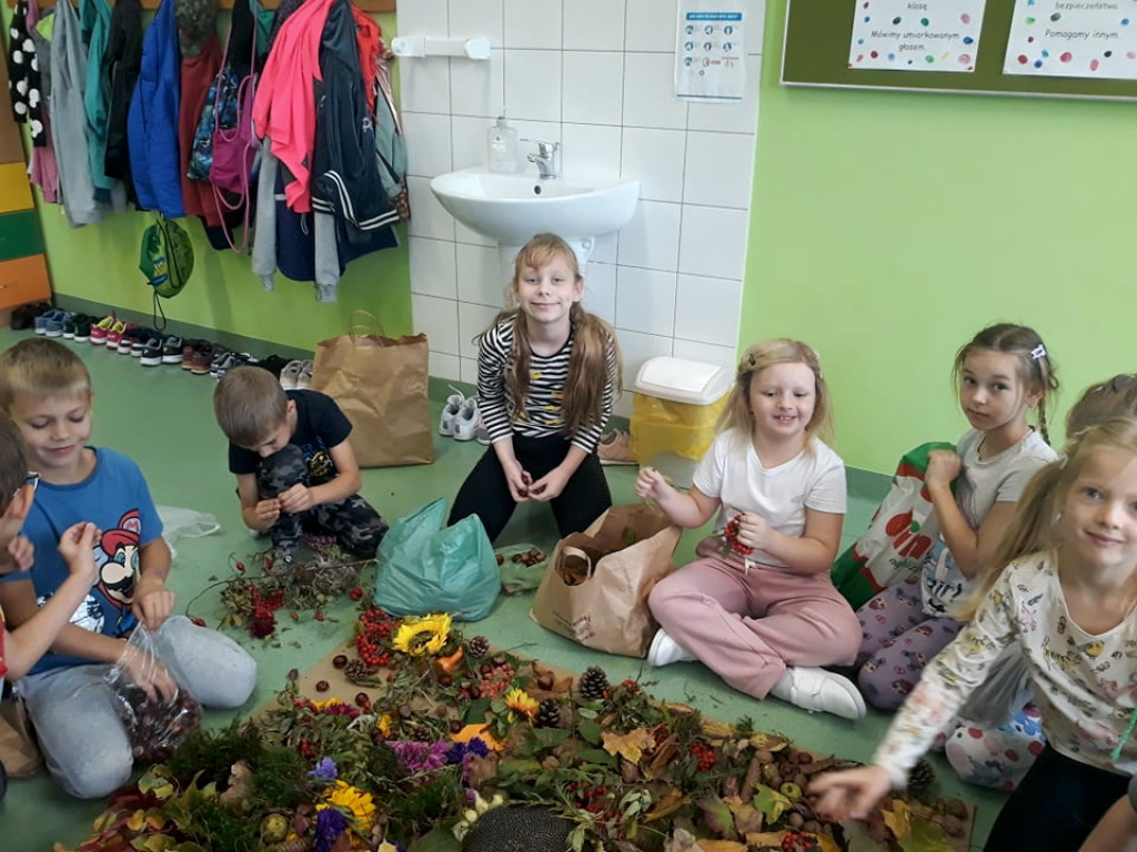 Uczniowie SP im. J. Dałkowskiego w Strzelnie korzystają z uroku jesieni