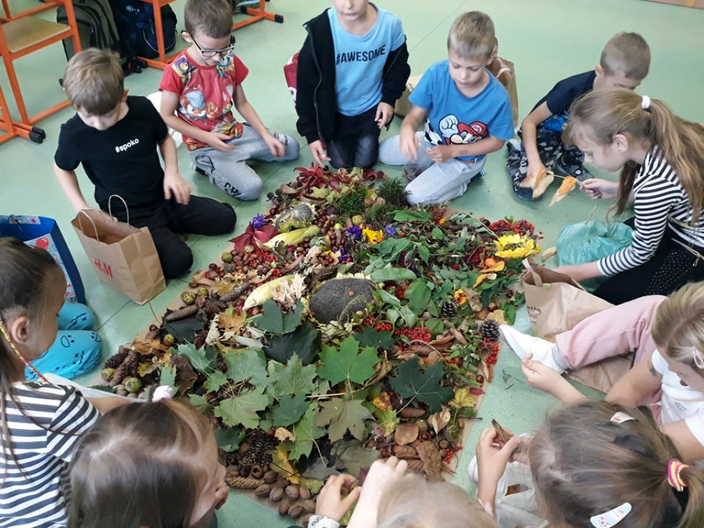 Uczniowie SP im. J. Dałkowskiego w Strzelnie korzystają z uroku jesieni