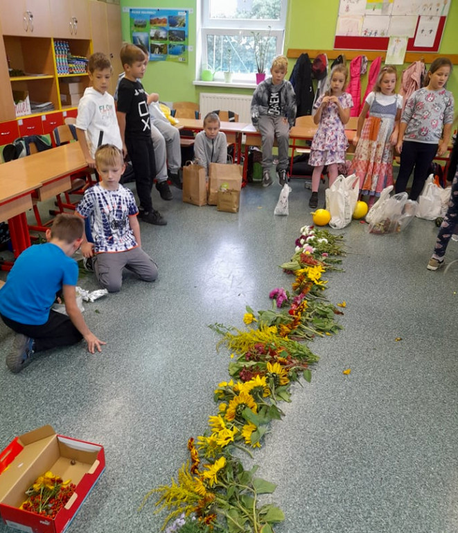 Uczniowie SP im. J. Dałkowskiego w Strzelnie korzystają z uroku jesieni