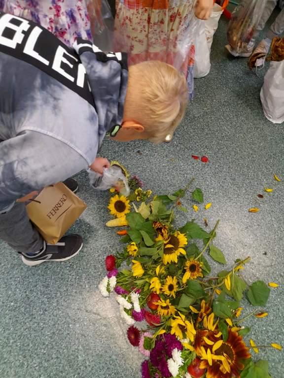 Uczniowie SP im. J. Dałkowskiego w Strzelnie korzystają z uroku jesieni