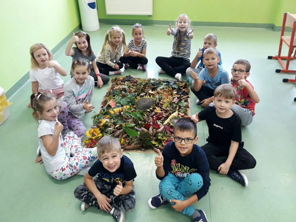 Uczniowie SP im. J. Dałkowskiego w Strzelnie korzystają z uroku jesieni