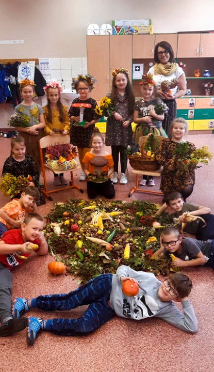 Uczniowie SP im. J. Dałkowskiego w Strzelnie korzystają z uroku jesieni