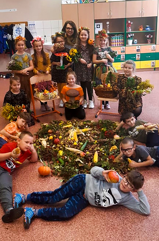 Uczniowie SP im. J. Dałkowskiego w Strzelnie korzystają z uroku jesieni